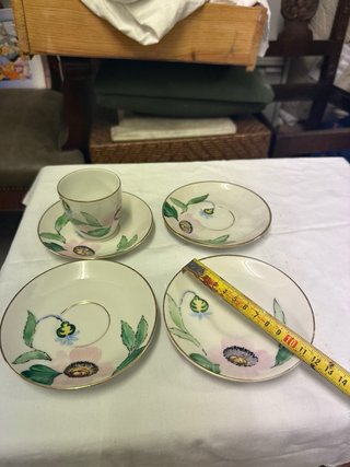 Set di tazze e piatti antichi