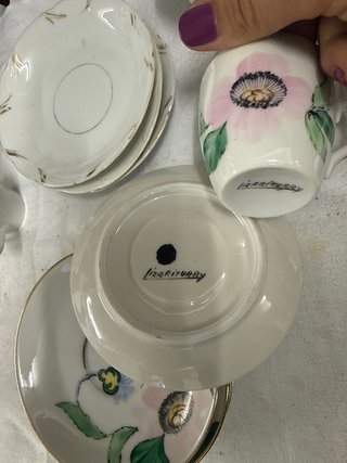 Set di tazze e piatti antichi