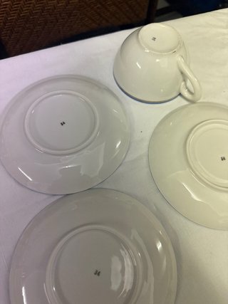 Set di tazze e piatti antichi