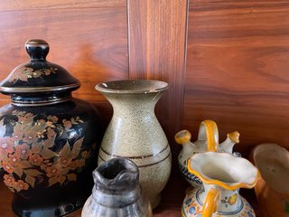 Lote Cerámica Vintage, Zuecos Madera y Deco