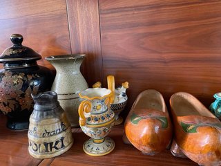 Lote Cerámica Vintage, Zuecos Madera y Deco