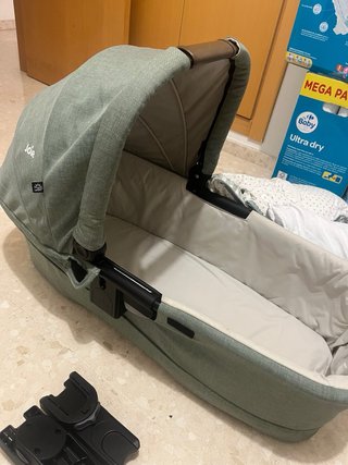Carrito Joie con capazo y accesorios