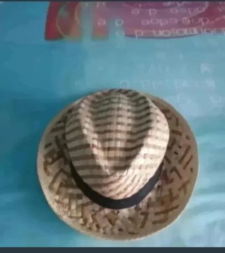 Sombrero de paja beige con cinta negra
