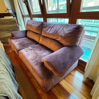 Sofá de terciopelo morado