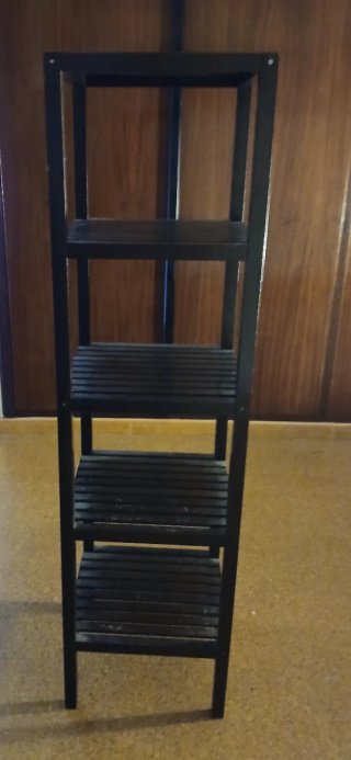 Estantería negra de madera