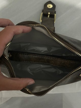 Bolso vintage marrón con tachuelas y hebilla
