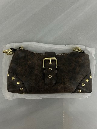 Bolso vintage marrón con tachuelas y hebilla