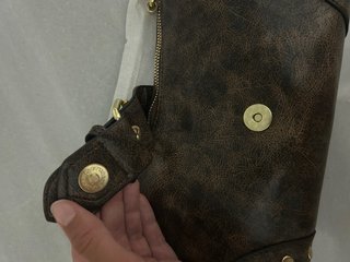 Bolso vintage marrón con tachuelas y hebilla
