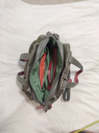 Bolso Volum de cuero y ante color verde oliva.