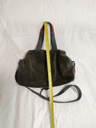 Bolso Volum de cuero y ante color verde oliva.