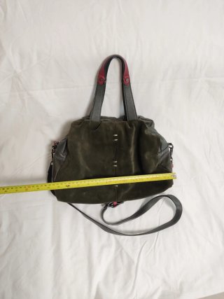 Bolso Volum de cuero y ante color verde oliva.