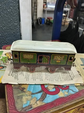 Tren de juguete antiguo