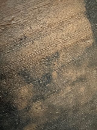 Jarrón terracota con detalles metálicos