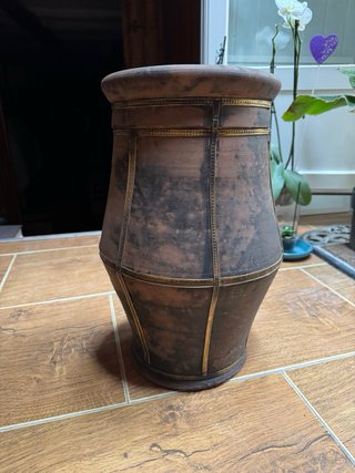 Jarrón terracota con detalles metálicos