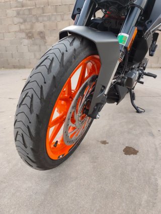KTM Duke 125 2022 Negra y Naranja