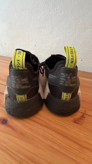 Adidas NMD_R1 Negro con detalles verde