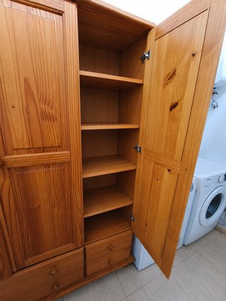 Armario de madera maciza