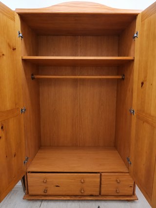 Armario de madera maciza