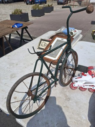 Bicicleta antigua verde