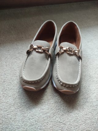 Zapatos planos mujer beige con detalle dorado