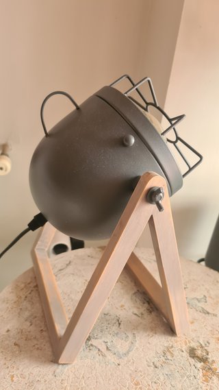 Lámpara de mesa industrial madera y metal