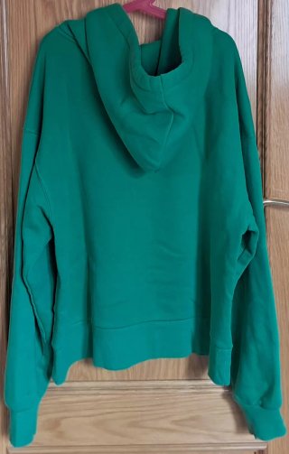 Sudadera verde.