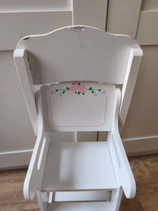 Trona de juguete blanca con rosas