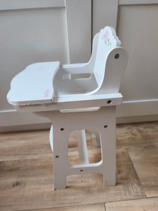 Trona de juguete blanca con rosas
