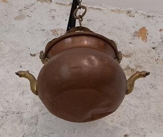 Caldero antiguo de cobre y bronce