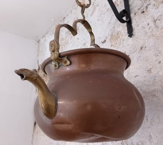 Caldero antiguo de cobre y bronce