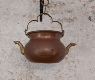 Caldero antiguo de cobre y bronce