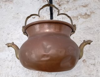Caldero antiguo de cobre y bronce