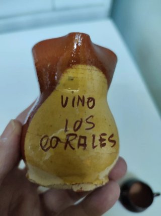 Cinco jarritas de barro pintadas a mano