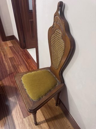 Silla pequeña de madera