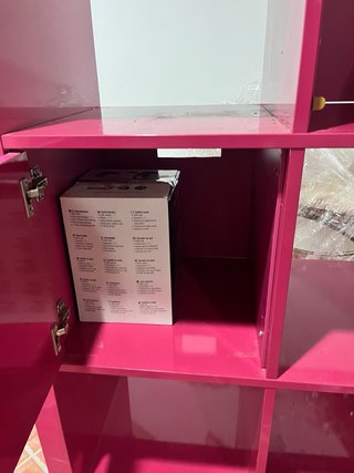 Estantería moderna fucsia de diseño