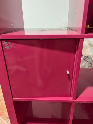 Estantería moderna fucsia de diseño