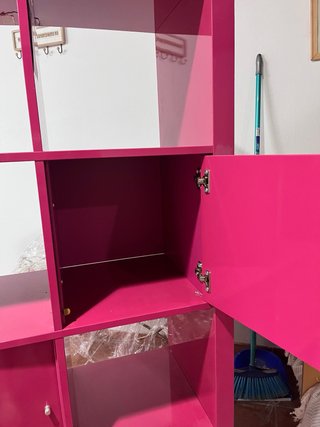 Estantería moderna fucsia de diseño