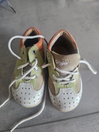 Scarpe da bambino arancioni e bianche