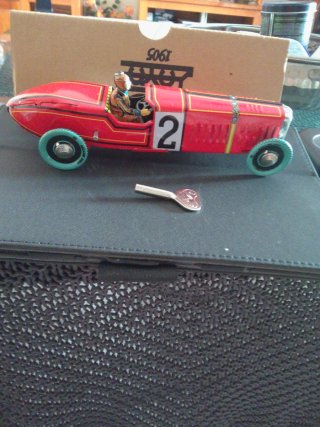 Coche de colección rojo con número 2