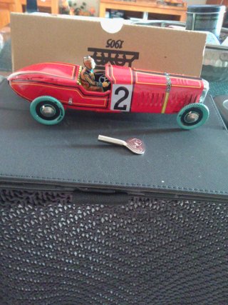 Coche de colección rojo con número 2