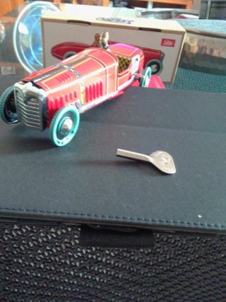 Coche de colección rojo con número 2