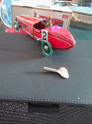 Coche de colección rojo con número 2