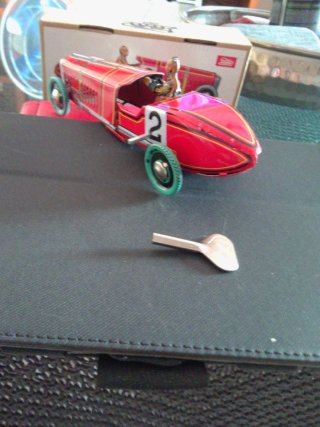 Coche de colección rojo con número 2