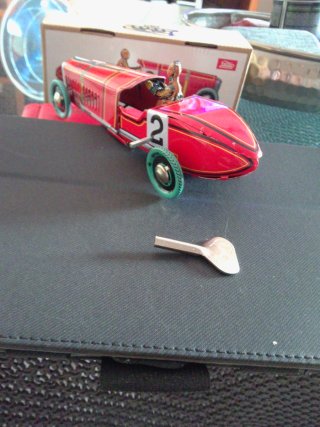 Coche de colección rojo con número 2