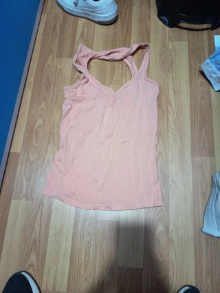Top rosa con tirantes cruzados