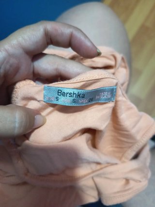 Top rosa con tirantes cruzados