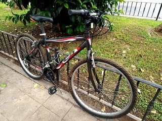 Bicicleta de Montaña Negra y Roja