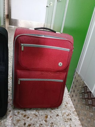Maletas de viaje negras y rojas