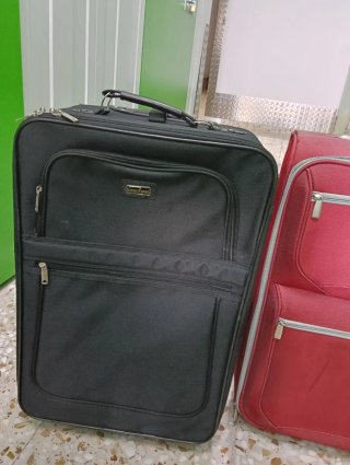 Maletas de viaje negras y rojas