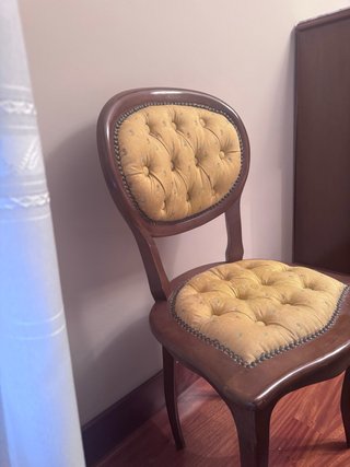 Silla de madera acolchada estilo vintage